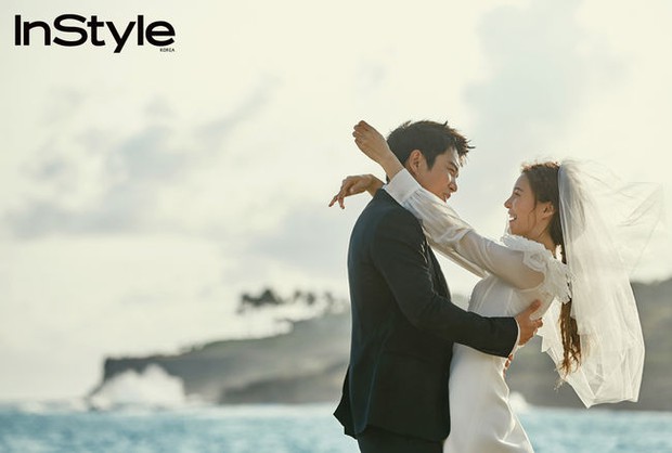 Mỹ nhân phim Mười Cha Ye Ryun và tài tử Joo Sang Wook tung ảnh cưới lung linh tại Hawaii - Ảnh 1.