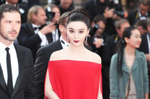 Phạm Băng Băng đã chịu lấy lại phong độ, đẹp không thua kém Elle Fanning trên thảm đỏ Cannes - Ảnh 2.