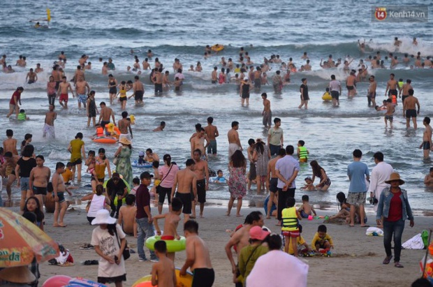 Kì nghỉ lễ 30/4 - 1/5, du khách chia sẻ với nhau từng centimet tại các bãi biển - Ảnh 20.