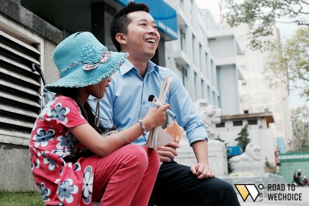 Anh nhân viên ngân hàng dành giờ nghỉ trưa mỗi ngày để dạy chữ cho cô bé vé số ngay trên vỉa hè Sài Gòn - Ảnh 8.