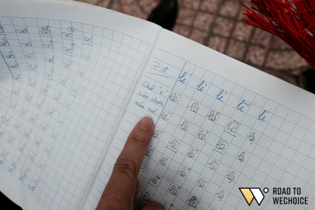 Anh nhân viên ngân hàng dành giờ nghỉ trưa mỗi ngày để dạy chữ cho cô bé vé số ngay trên vỉa hè Sài Gòn - Ảnh 12.