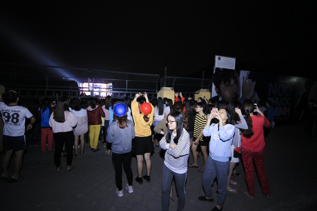Mặc đêm khuya, trời lạnh, khán giả vẫn vây kín xem Noo Phước Thịnh luyện tập liveshow ở Hà Nội - Ảnh 3.