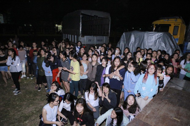 Mặc đêm khuya, trời lạnh, khán giả vẫn vây kín xem Noo Phước Thịnh luyện tập liveshow ở Hà Nội - Ảnh 2.