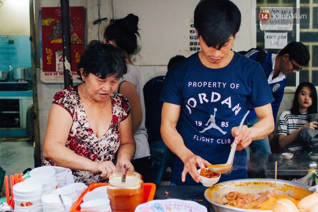 Chùm ảnh: Ở Sài Gòn, có một khu chợ mang tên Campuchia nằm trong hẻm nhỏ nhưng hội tụ đủ hàng ăn thức uống các vùng miền - Ảnh 6.