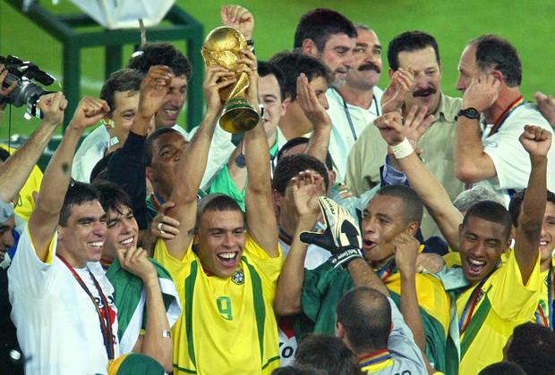 Người ngoài hành tinh Ronaldo tiết lộ lý do cắt kiểu tóc móng lừa - Ảnh 2.
