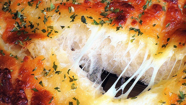 Tự làm bánh mì tươi vị phô mai thơm nức mũi ngay tại nhà - Ảnh 8.