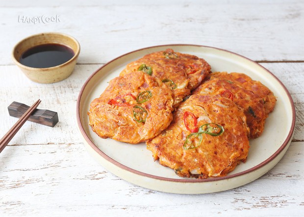 Bạn đã biết bánh xèo Nhật Okonomiyaki, vậy bánh xèo Hàn Quốc Kimchi Buchimgae thì sao nhỉ? - Ảnh 1.