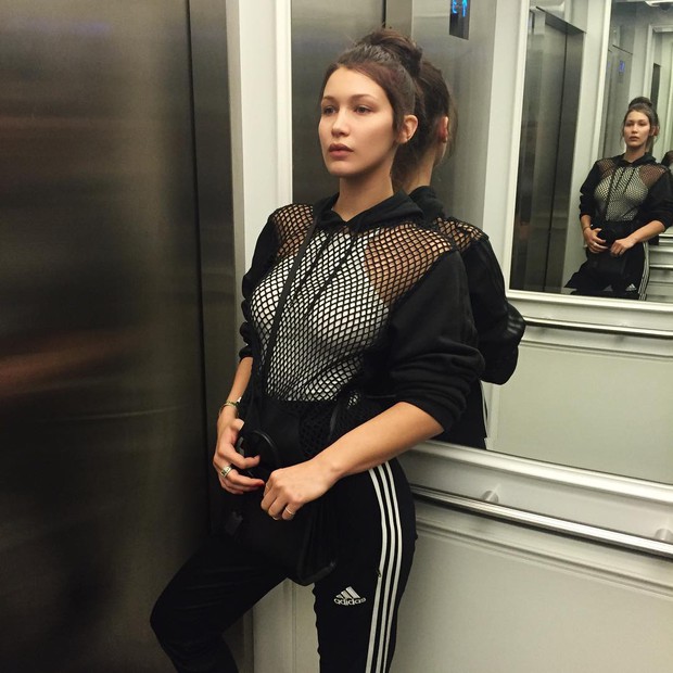 Wearing see-through mesh clothes all day long like this could only be the couple Kendall Jenner - Bella Hadid - Photo 10.