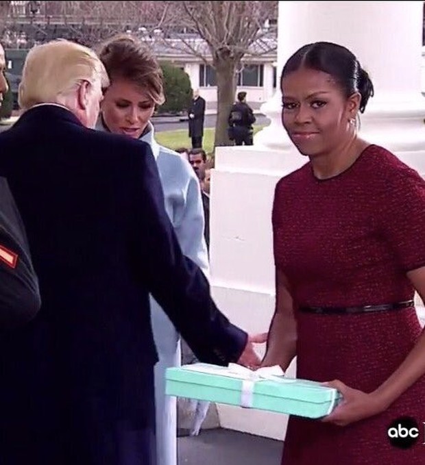 Những biểu cảm của cựu Đệ nhất phu nhân Michelle Obama khi nhận quà từ bà Melania Trump gây xôn xao mạng xã hội - Ảnh 2.