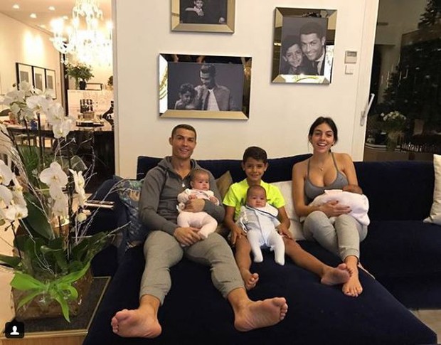 Bạn gái Ronaldo khoe khéo vòng một quyến rũ sau sinh - Ảnh 1.