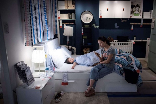 Hè nóng nực, dân Thượng Hải kéo ra cửa hàng IKEA, nằm la liệt lên giường như ở nhà mình - Ảnh 2.