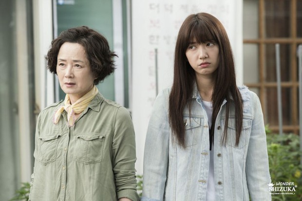 Park Shin Hye trở về từ Maldives, bật khóc trước di hài cố diễn viên Kim Young Ae - Ảnh 4.