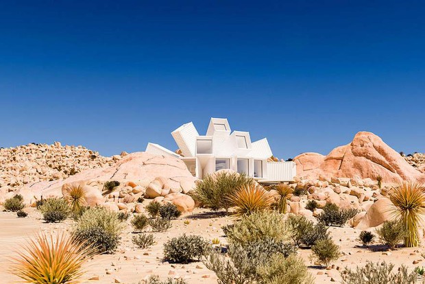 Kiến trúc sư xây nhà tuyệt đẹp giữa sa mạc chỉ bằng container - Ảnh 1.