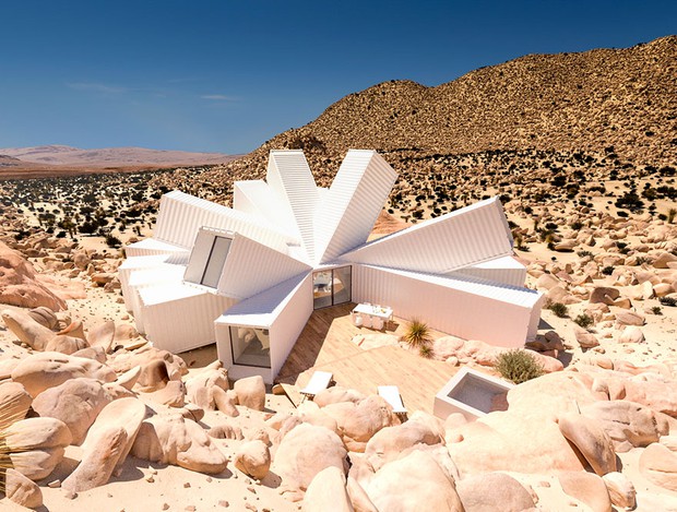Kiến trúc sư xây nhà tuyệt đẹp giữa sa mạc chỉ bằng container - Ảnh 2.