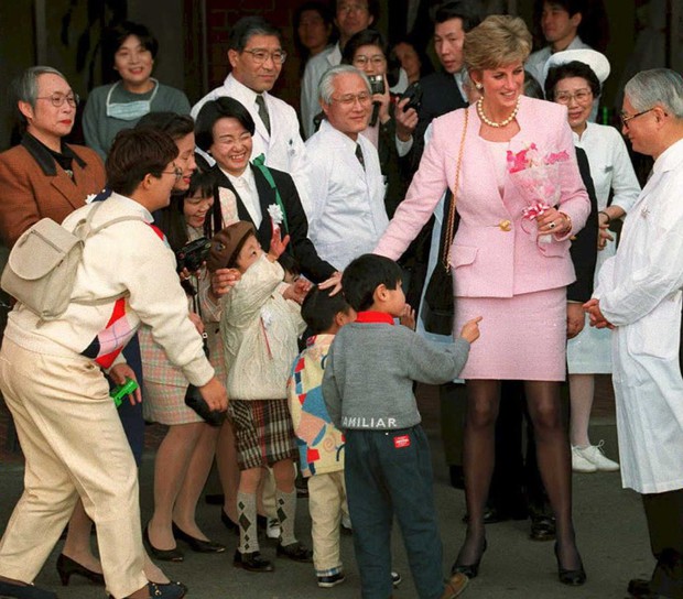 Công nương Diana không bao giờ đeo găng tay và đây là lí do - Ảnh 4. Công nương Diana không bao giờ đeo găng tay và đây là lí do - Ảnh 4.