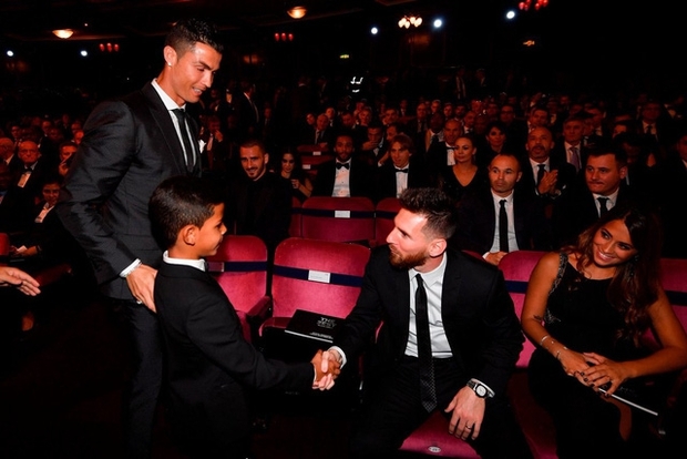 Con trai Ronaldo uể oải, không muốn ăn tiệc cùng bố - Ảnh 4.