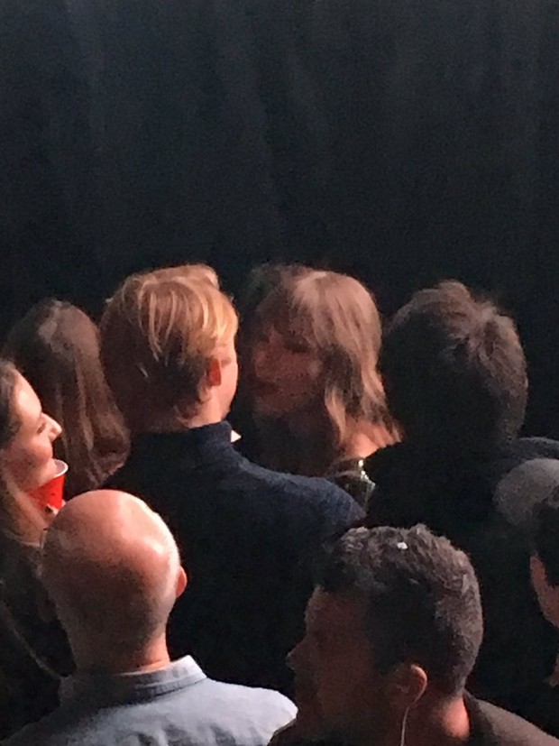 Taylor Swift và người yêu điển trai hết nhảy tình tứ lại ôm hôn nhau giữa concert - Ảnh 4.
