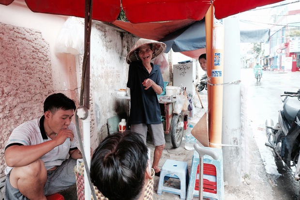 Chuyện của chú Ba Sài Gòn - Người đàn ông 40 năm đẩy xe bán chè vỉa hè chỉ bằng một tay - Ảnh 8.
