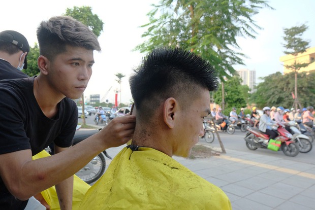 Tiệm cắt tóc miễn phí cho người lao động nghèo và sinh viên trên vỉa hè Hà Nội - Ảnh 6.