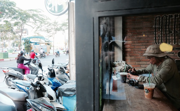 Ông dành hàng năm trời để có thể thành thạo với chiếc máy ảnh.