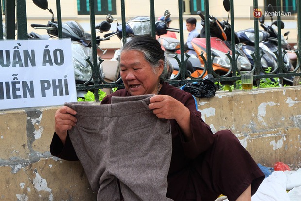 Người phụ nữ 68 tuổi suốt 3 năm nay ngày nắng phát nước vối, ngày mát phát quần áo miễn phí trước cổng viện K - Ảnh 4.