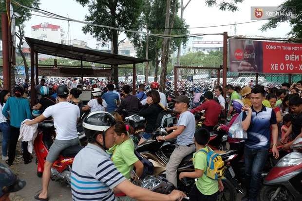 Hà Nội: Biển người chen chân ở vườn thú Thủ Lệ, ngồi la liệt trên bãi cỏ dịp nghỉ lễ 30/4 - Ảnh 5.