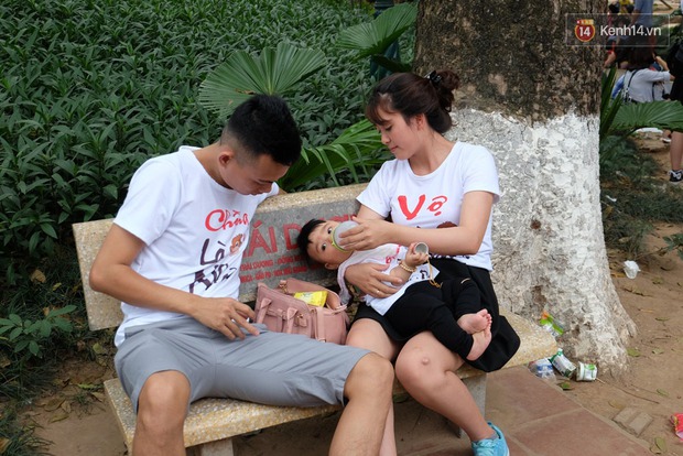 Hà Nội: Biển người chen chân ở vườn thú Thủ Lệ, ngồi la liệt trên bãi cỏ dịp nghỉ lễ 30/4 - Ảnh 15.