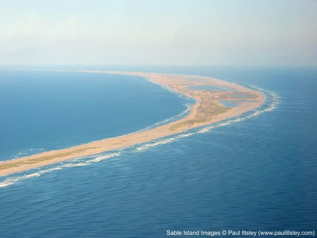 Hòn đảo huyền bí này được mệnh danh là “nghĩa địa của Đại Tây Dương” - Ảnh 3.