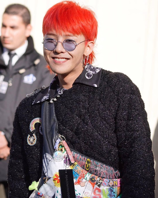 Livestream trực tiếp từ Paris: Quang cảnh bên ngoài show Chanel Xuân/Hè 2018, G-Dragon xuất hiện cực oách - Ảnh 2.