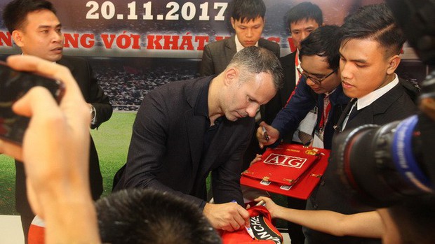 Giggs và Scholes không hề chém bừa, Việt Nam đủ sức dự World Cup 2030 - Ảnh 1.