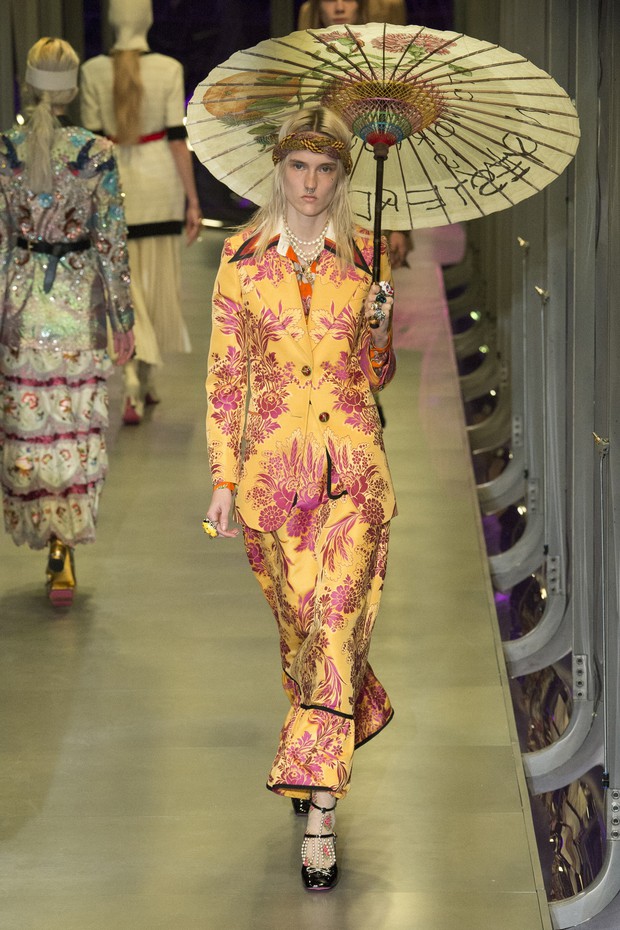 HOT: Hồ Ngọc Hà diện đồ sexy giá hàng trăm triệu, vui tươi tạo dáng bên Tom Hiddleston tại show Gucci - Ảnh 21.