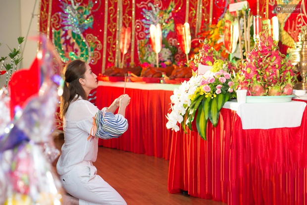 Bảo Thy giản dị, vợ chồng Khánh Thi - Phan Hiển đưa con trai cưng dự lễ giỗ tổ sân khấu - Ảnh 1.