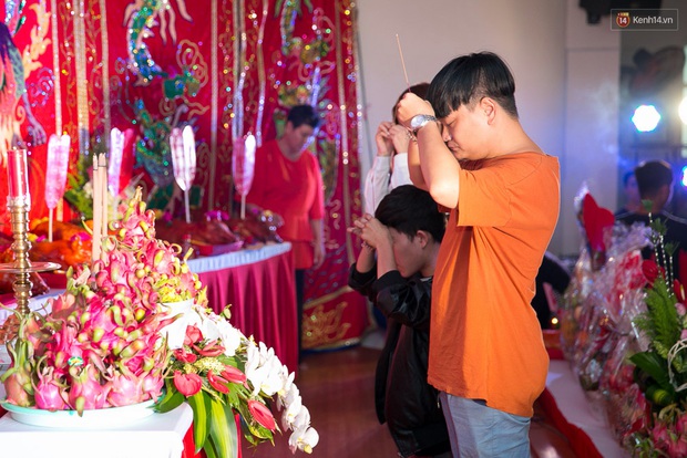 Bảo Thy giản dị, vợ chồng Khánh Thi - Phan Hiển đưa con trai cưng dự lễ giỗ tổ sân khấu - Ảnh 13.