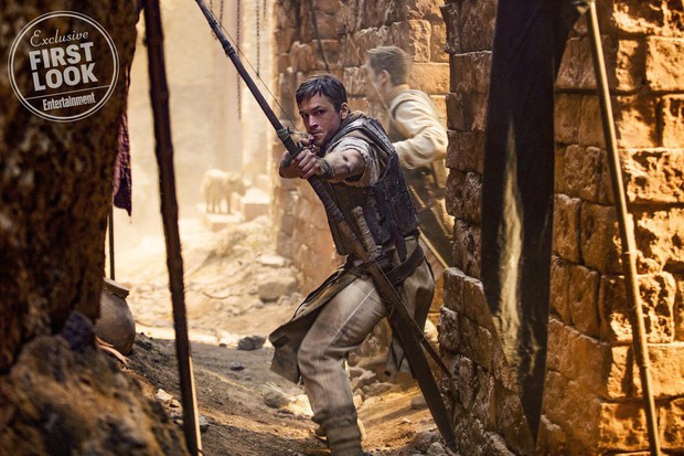 Đặc vụ Kingsman Taron Egerton bụi bặm, phong trần trong tạo hình Robin Hood - Ảnh 1.