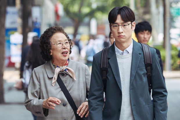 I Can Speak: Ngỡ phim trong nhà ngoài phố, không ngờ là một bài diễn văn chính trị xứ Hàn! - Ảnh 2.