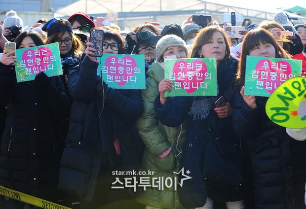 Mặc scandal hành hung, Kim Hyun Joong vẫn được hơn 1.500 fan đến đón ngày xuất ngũ - Ảnh 8.