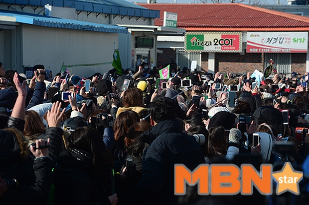 Mặc scandal hành hung, Kim Hyun Joong vẫn được hơn 1.500 fan đến đón ngày xuất ngũ - Ảnh 9.