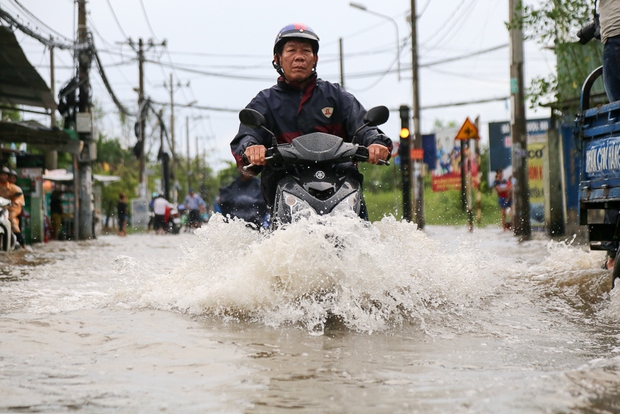 Gần 3km đường biến thành sông vì triều cường, ô tô “quật” trẻ em té ngã giữa dòng nước ở Sài Gòn - Ảnh 7.