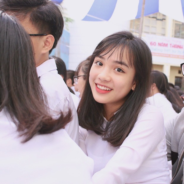 Con gái Việt vẫn xinh đẹp và dịu dàng nhất khi mặc áo dài trắng!  - Ảnh 12.