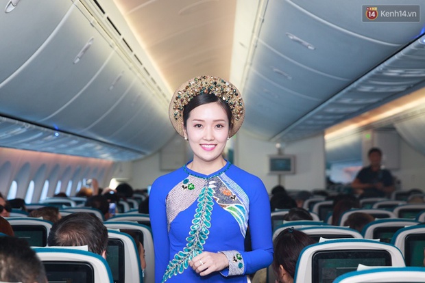 Hành khách thích thú khi tiếp viên Vietnam Airlines trình diễn áo dài trên chuyến bay hòa bình vào ngày 30/4 - Ảnh 5.