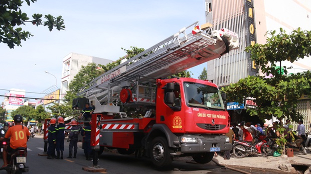 Cháy lớn tại quán Karaoke ở Đà Nẵng, hàng trăm cảnh sát tham gia dập lửa - Ảnh 2.