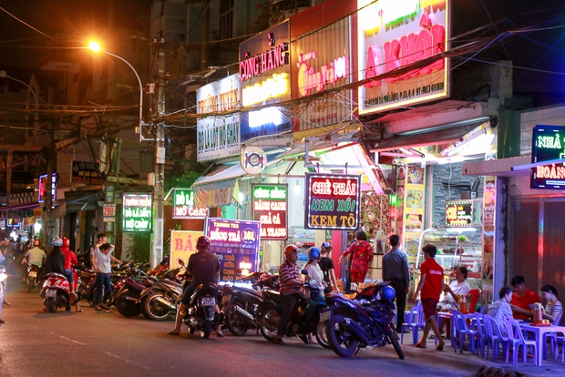Phố ẩm thực hội tụ các món ăn 3 miền đầu tiên ở Sài Gòn có gì đặc biệt? - Ảnh 4.