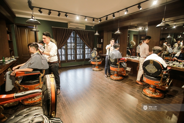 Có gì trong tiệm cắt tóc toàn quý ông lịch lãm ở Hà Nội, nơi con gái không được đặt chân vào? - Ảnh 3.