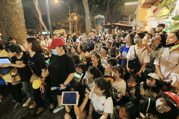 Clip cận cảnh: Kyuhyun và Mino thân thiện chào fan, cùng Ahn Jae Hyun rời khỏi nhà hàng tại Hà Nội - Ảnh 7.
