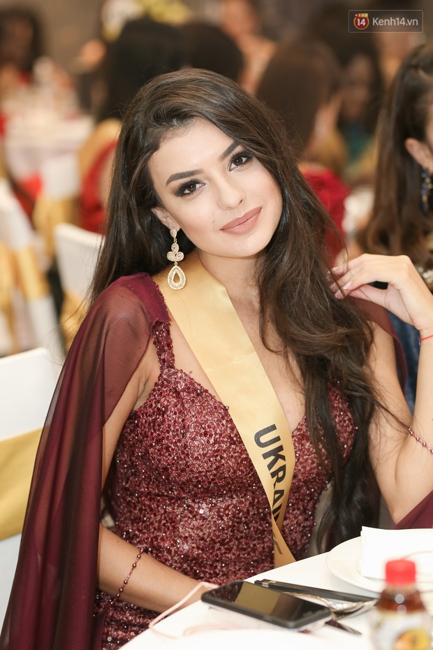 Đại diện đến từ Thái Lan khoe giọng hát nội lực tại Gala Dinner đầu tiên của Miss Grand International 2017 - Ảnh 7.
