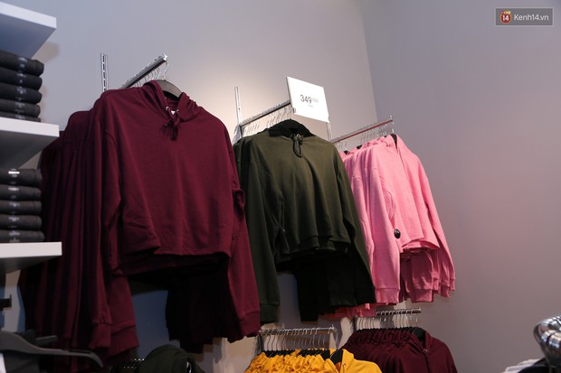 Buổi khai trương sớm store H&M Hà Nội: Đồ mùa đông đẹp, đa dạng với giá rất mềm, áo nỉ 249K, áo len 499K - Ảnh 9.