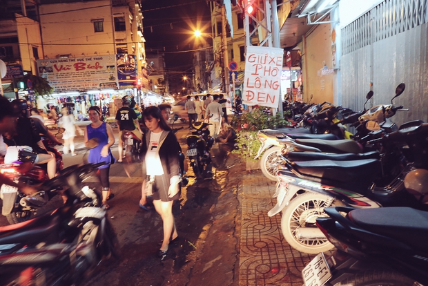 Phố lồng đèn ở Sài Gòn bắt đầu nhộn nhịp, nhiều điểm giữ xe tự phát chặt chém giá 40.000 đồng/lượt - Ảnh 7.