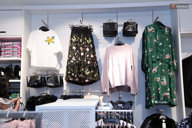 Buổi khai trương sớm store H&M Hà Nội: Đồ mùa đông đẹp, đa dạng với giá rất mềm, áo nỉ 249K, áo len 499K - Ảnh 6.
