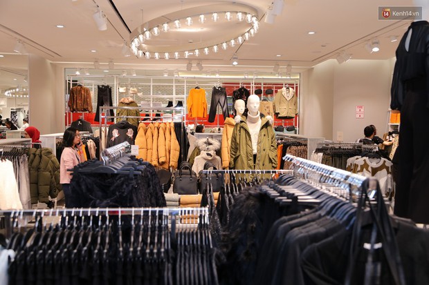Buổi khai trương sớm store H&M Hà Nội: Đồ mùa đông đẹp, đa dạng với giá rất mềm, áo nỉ 249K, áo len 499K - Ảnh 3.