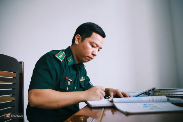 Những thầy giáo quân hàm xanh ở Vành đai biên giới Việt - Cam: Ngày tuần tra, đêm gieo chữ cho bọn trẻ không quốc tịch - Ảnh 14.